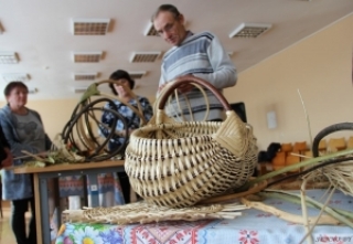 У Ходцаўскім СДК майстар-клас па лазапляценні правёў Сяргей Грунтоў<br />
