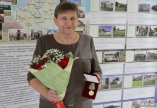 Першы намеснік начальніка ўпраўлення па сельскай гаспадарцы і харчаванні райвыканкама Антаніна Сунцеева атрымала медаль ад Мінсельгасхарча Беларусі<br />
