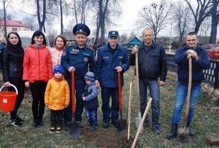 Больш за сто саджанцаў бярозы і клёна высадзілі ў парку па вуліцы Чырвонага Кастрычніка прадстаўнікі аддзела Следчага камітэта, РАНС, РАУС Сенненшчыны.