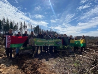 На ўчастку ў Обальскім лясніцтве праходзіць акцыя на чале са старшынёй райвыканкама Алегам Макарэвічам і старшынёй рай Савета Міхаілам Вілюгай<br />