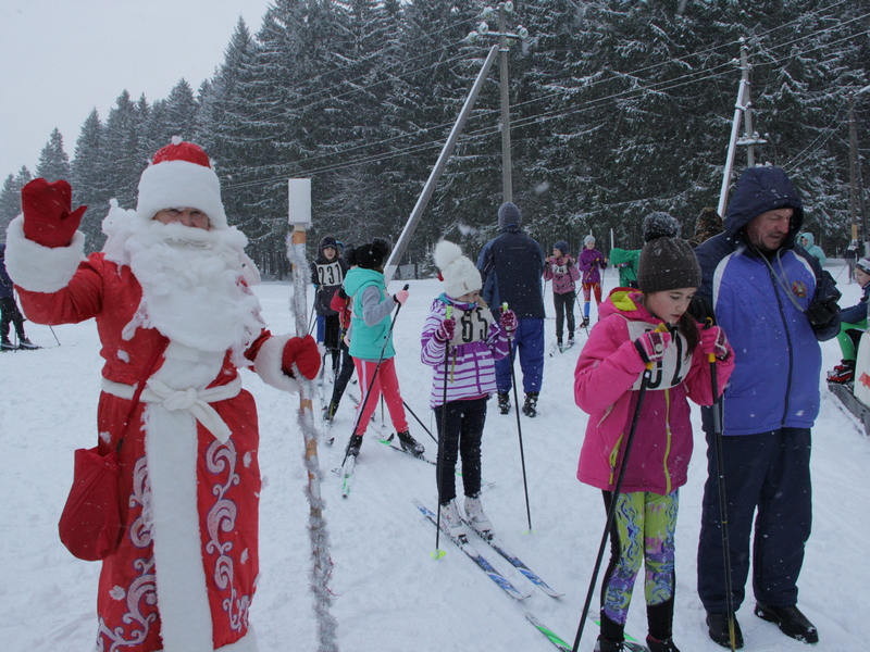Дзед Мароз выпраўляў на дыстанцыю і сустракаў на фінішы ўдзельнікаў традыцыйнай для Сенненшчыны Навагодняй лыжнай гонкі.