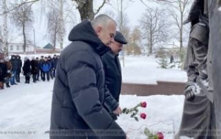 Каля памятнага знака «Ахвярам генацыду 1941-1944 гг. прысвячаецца...» прайшоў мітынг, прысвечаны Міжнароднаму дню памяці ахвяр злачынства генацыду<br />