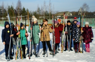 Дзесяць пар лыж падарыў Машканскай школе старшыня Федэрацыі прафсаюзаў Беларусі Міхаіл Орда, які наведаў установу адукацыі перад пачаткам навучальнага года.