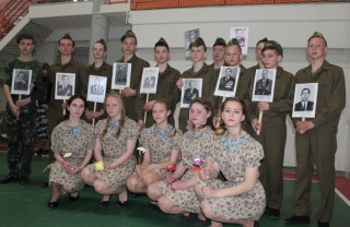 Каманда “Каскад” першай гарадской школы перамагла ў раённай спартыўна-патрыятычнай гульні “Зарніца”. Летась яна была трэцяй