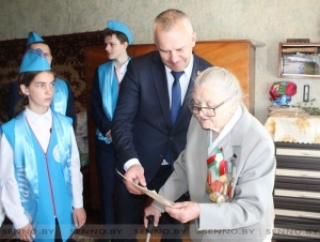 Напярэдадні свята Вялікай Перамогі віншаванні прымала ветэран Вялікай Айчыннай вайны Эма Шлык<br />
