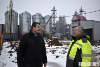 У Сянно ўзводзіцца буйны зернесушыльны комплекс з лініяй падрыхтоўкі збожжа і насення магутнасцю 18 тыс. т.<br />