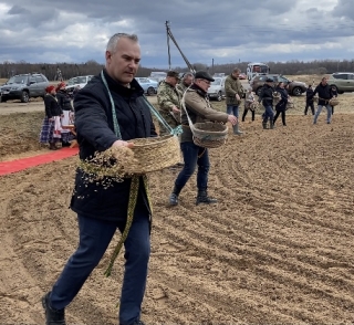 Пачатак веснавой сяўбы “ЗАСЕЎКІ” прайшоў на полі сельскагападарчага
прадпрыемства саўгаса імя Машэрава