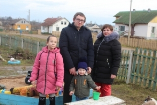 Сакрэт сямейнага шчасця ва ўзаемапавазе і ўважлівым стаўленні адзін да аднаго, упэўнены Уладзімір і Кацярына Петуховы з аграгарадка Студзёнка