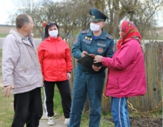 Ратавальнікі нагадалі сенненцам аб захаванні правіл пажарнай бяспекі<br />