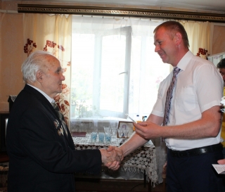 Юбілейны медаль у гонар 75-годдзя вызвалення Беларусі ад нямецка-фашысцкіх захопнікаў з рук кіраўніка раёна Васілія Чарадніка атрымаў ветэран Вялікай Айчыннай вайны Канстанцін Паўлоўскі, жыхар Сянна.