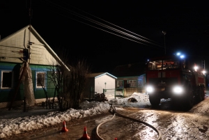 В Сенно при пожаре дома погиб человек, двух спасли работники МЧС