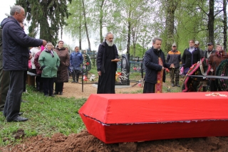 На могілках вёскі Алексінічы з’явілася новае пахаванне. Сюды перанесены рэшткі 14 мірных жыхароў Курэйшына, якіх расстралялі фашысты 6 верасня 1942 года. Расстралялі за тое, што члены іх сямей былі партызанамі.