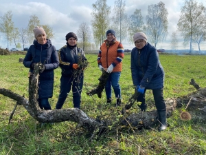 В рамках республиканского субботника во главе с председателем райисполкома Олегом Макаревичем структурные подразделения райисполкома, трудовые коллективы благоустроили территорию Сенненского детского дома