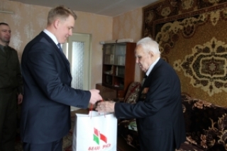 Першым на Сенненшчыне юбілейны медаль «75 гадоў Перамогі ў Вялікай Айчыннай вайне 1941-1945 гадоў» атрымаў Канстанцін Паўлоўскі<br />