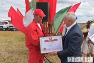 Першы камбайнер-тысячнік з'явіўся ў Віцебскай вобласці, а праз усяго некалькі гадзін такіх стала двое<br />