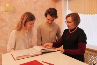 Супрацоўнікі аддзела загс райвыканкама практыкуюць правядзенне тэматычных урокаў для старшакласнікаў.