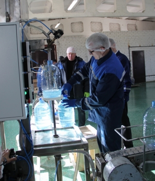 <p>На Багушэўскім спіртзаводзе ААТ «Віцебскі лікёра-гарэлачны завод «Прыдзвінне» запусцілі лінію па вытворчасці дэзінфікуе сродкі для апрацоўкі рук</p>