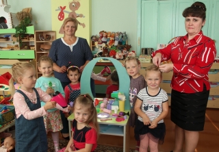 “Карона”, “жгуцікі”, “павуцінкі”, “фантанчыкі” і многія іншыя назвы прычосак ужо добра ведаюць дзяўчынкі, выхаванкі Ніны Шубка