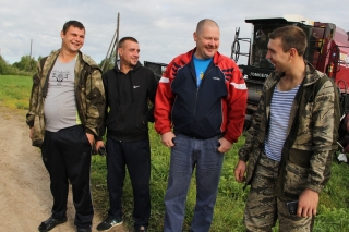 Апошнія некалькі дзён камбайны ААТ “Сінягорскае” ўбіраюць збожжа на палетках “Белай Ліпы”. Задзейнічана пяць экіпажаў