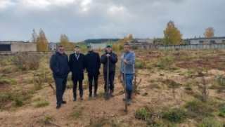 У год 105-годдзя стварэння ВЛКСМ алею па вуліцы Міру дапоўнілі новымі саджанцамі<br />