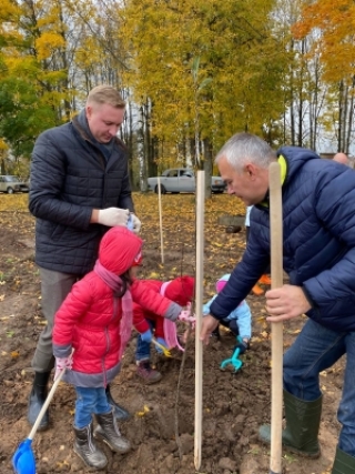 У Сенненскім дзіцячым доме прайшла акцыя "Адновім фруктовы сад разам", прымеркаваная да 80-й гадавіны вызвалення Беларусі і Году якасцi<br />