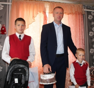 У рамках рэспубліканскай акцыі “Партфель” прадстаўнікі раённай арганізацыі ГА “Белая Русь” на чале са старшынёй райвыканкама Васіліем Чарадніком, які таксама з’яўляецца членам грамадскага аб’яднання, павіншавалі з пачаткам новага навучальнага года Аляксан