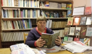 Бібліятэкар Ларыса Пагарэльская ўпэўнена, што кнігі граюць важную ролю ў нашым жыцці<br />