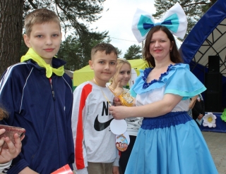 На мерапрыемства, якое прайшло ў парку 40-годдзя Перамогі, сабраліся сенненцы і госці горада. На некалькі гадзін усімі любімыя Сінаі ператварыліся ў краіну дзяцінства.