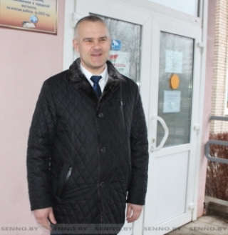 Старшыня Сенненскага райвыканкама Алег Макарэвіч прагаласаваў на выбарчым участку №2, размешчаным у ДУА «Сярэдняя школа №1 г. Сянно ім. З. І. Азгура»<br />