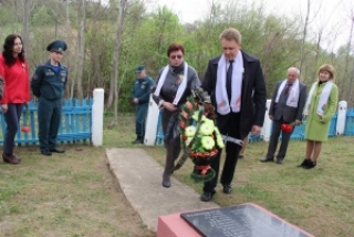 Напярэдадні Дня Перамогі ў Сянно адкрылі памятную шыльду і ўсклалі вянкі, кветкі да помніка ахвярам фашызму на брацкай магіле ў раёне вуліцы Алеся Жаўрука<br />