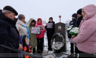 Напярэдадні Дня памяці воінаў-інтэрнацыяналістаў ля магіл сенненцаў, якія загінулі падчас службы ў Афганістане, прайшлі мітынгі-рэквіемы<br />