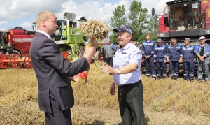 Першую тысячу збожжа сабралі ў “Сенненскім райаграсэрвісе”