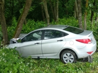 Пад Сянно Hyundai вылецеў у кювет і ўрэзаўся ў дрэва<br />