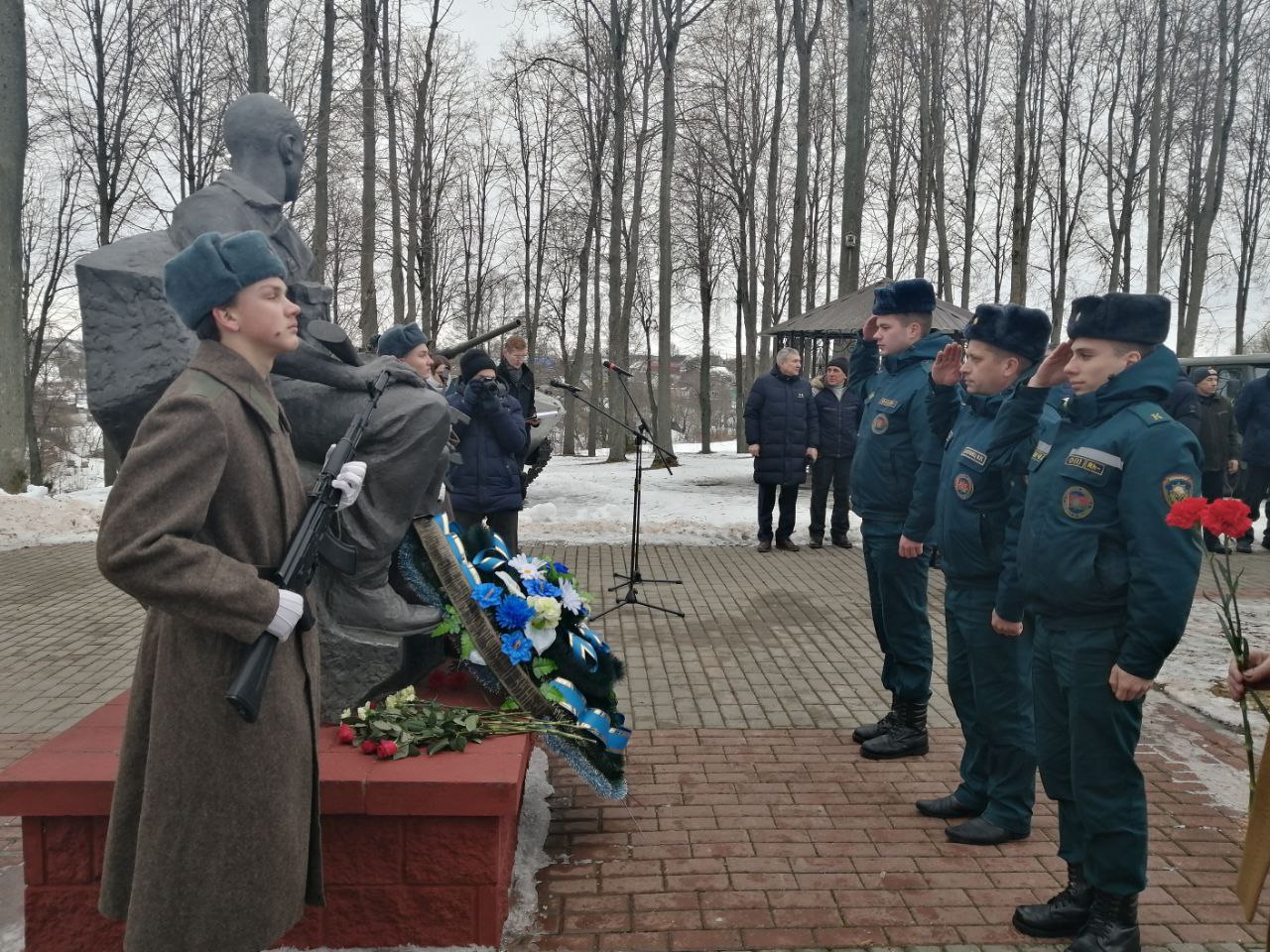 В Сенно у памятника воинам-интернационалистам прошёл митинг-реквием 